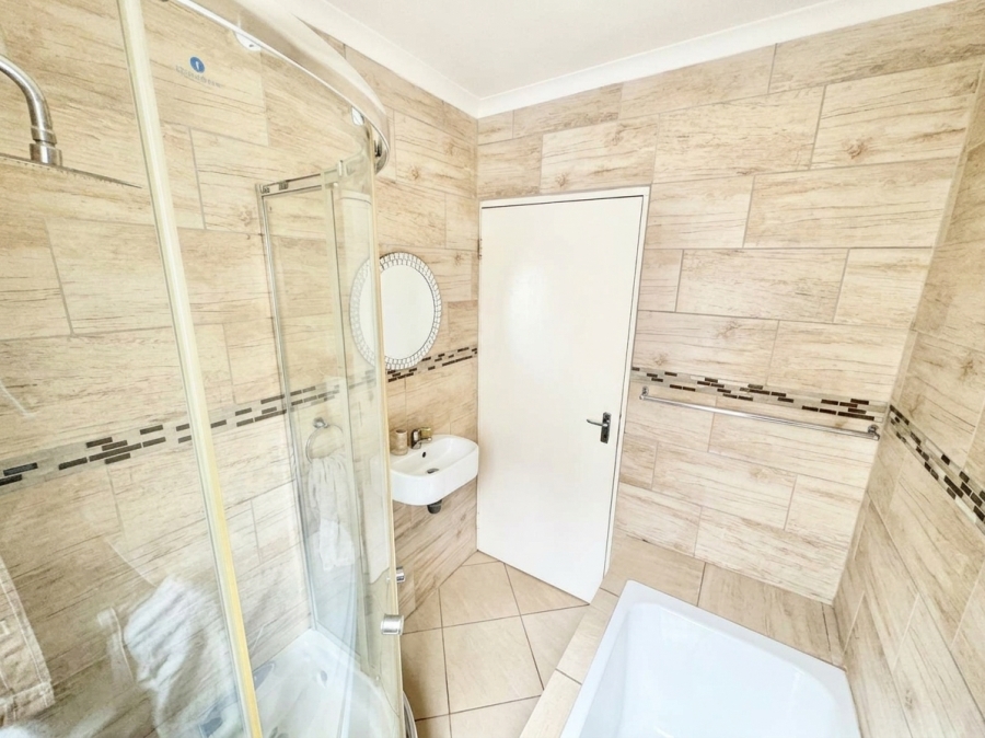 2 Bedroom Property for Sale in Noordwyk Gauteng