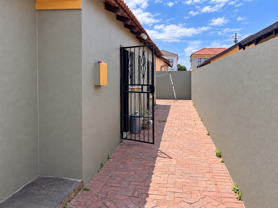 To Let 3 Bedroom Property for Rent in Protea Glen Gauteng