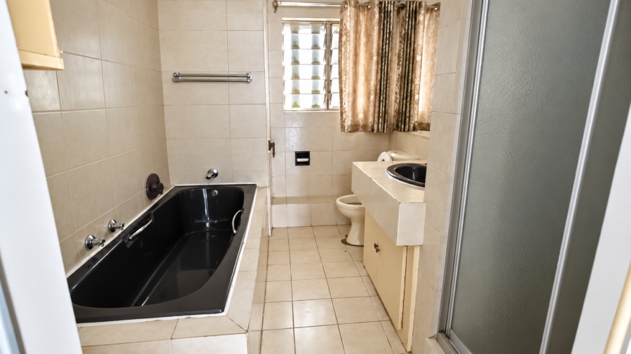 4 Bedroom Property for Sale in Corlett Gardens Gauteng