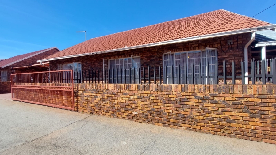 3 Bedroom Property for Sale in Helikonpark Gauteng