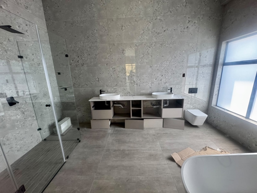 5 Bedroom Property for Sale in Copperleaf Estate Gauteng