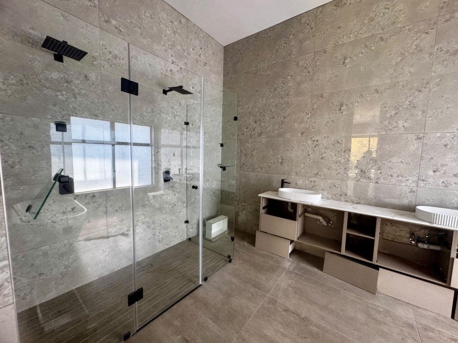 5 Bedroom Property for Sale in Copperleaf Estate Gauteng