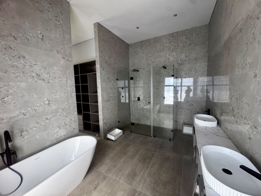 5 Bedroom Property for Sale in Copperleaf Estate Gauteng