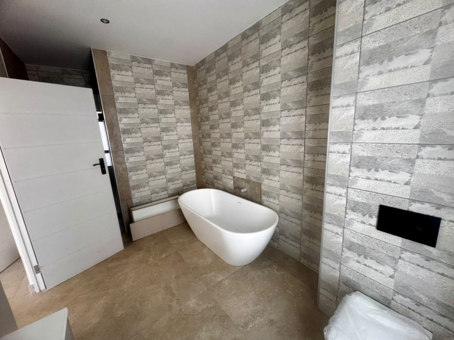5 Bedroom Property for Sale in Copperleaf Estate Gauteng