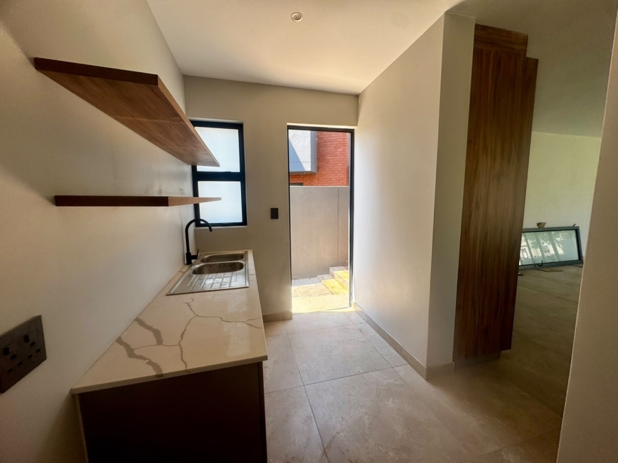 5 Bedroom Property for Sale in Copperleaf Estate Gauteng