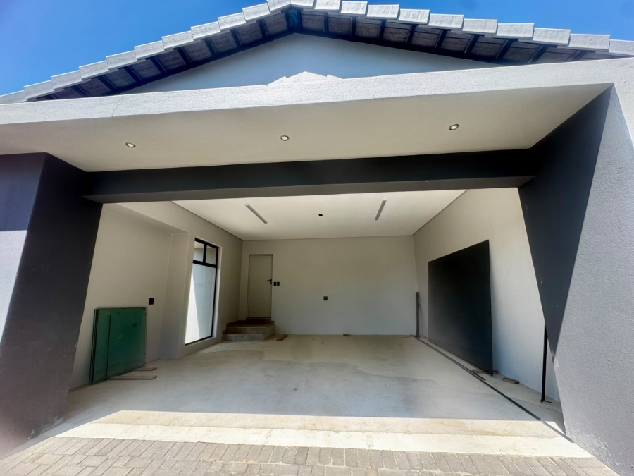 5 Bedroom Property for Sale in Copperleaf Estate Gauteng