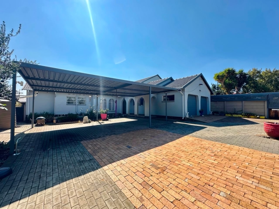 6 Bedroom Property for Sale in Brackenhurst Gauteng
