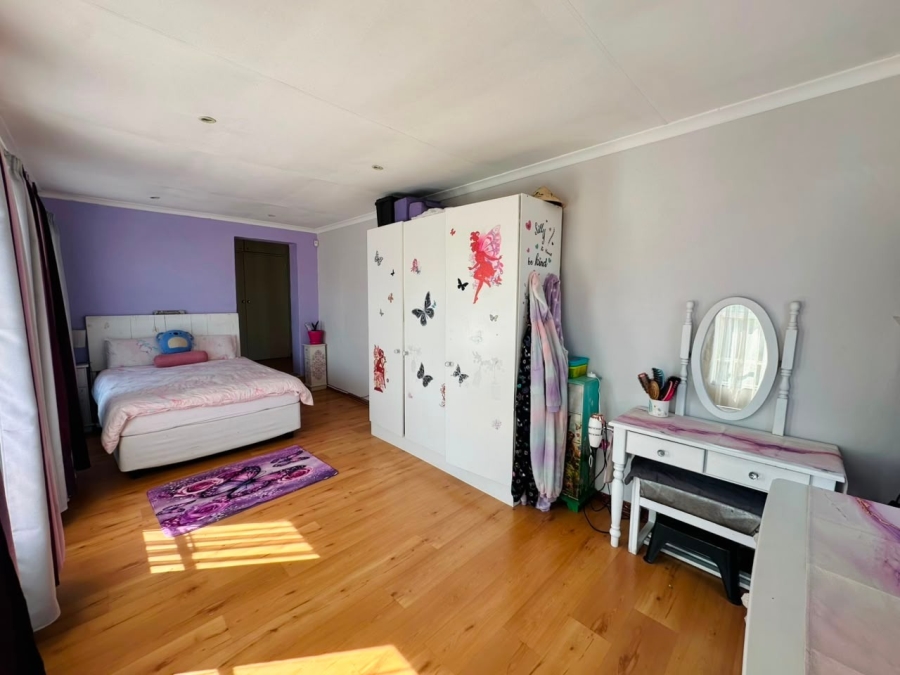 6 Bedroom Property for Sale in Brackenhurst Gauteng