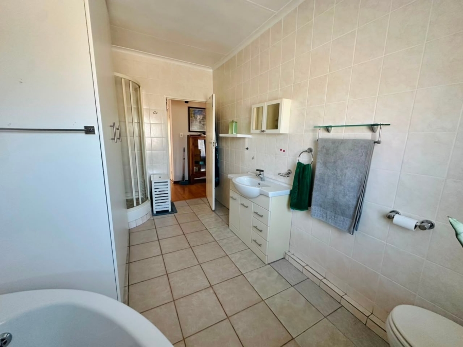 6 Bedroom Property for Sale in Brackenhurst Gauteng