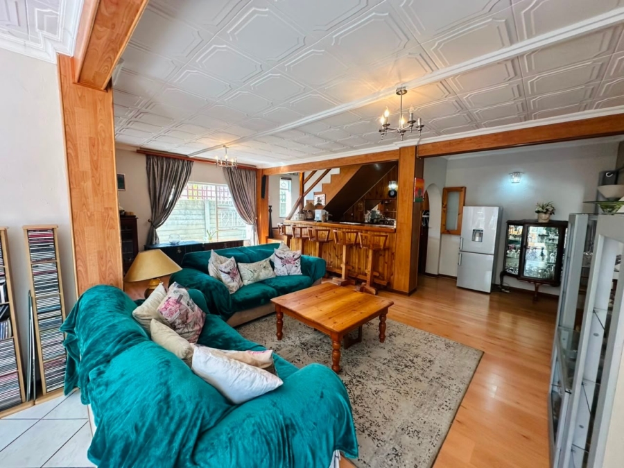 6 Bedroom Property for Sale in Brackenhurst Gauteng