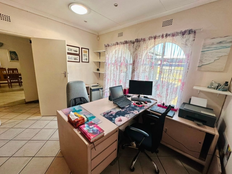 6 Bedroom Property for Sale in Brackenhurst Gauteng
