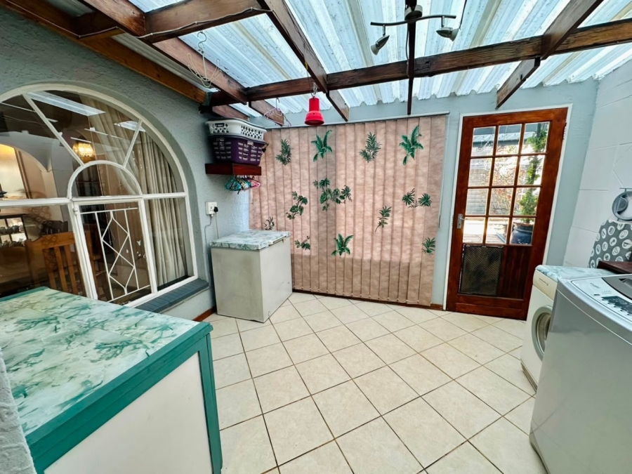 6 Bedroom Property for Sale in Brackenhurst Gauteng