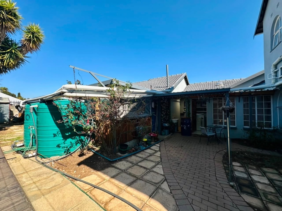 6 Bedroom Property for Sale in Brackenhurst Gauteng