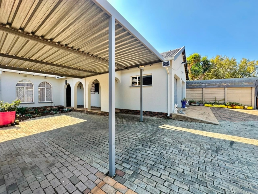 6 Bedroom Property for Sale in Brackenhurst Gauteng