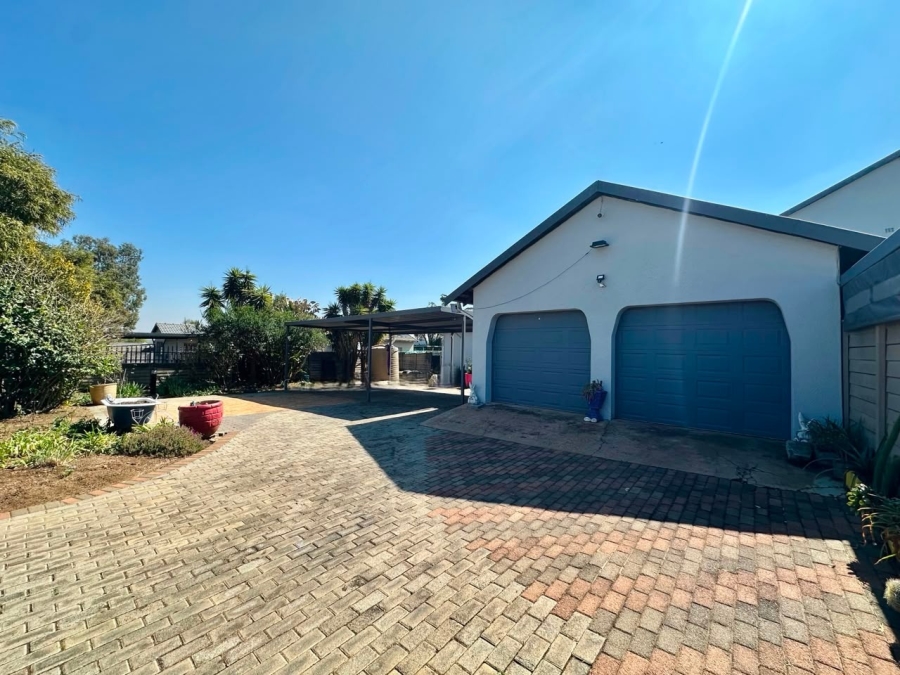 6 Bedroom Property for Sale in Brackenhurst Gauteng