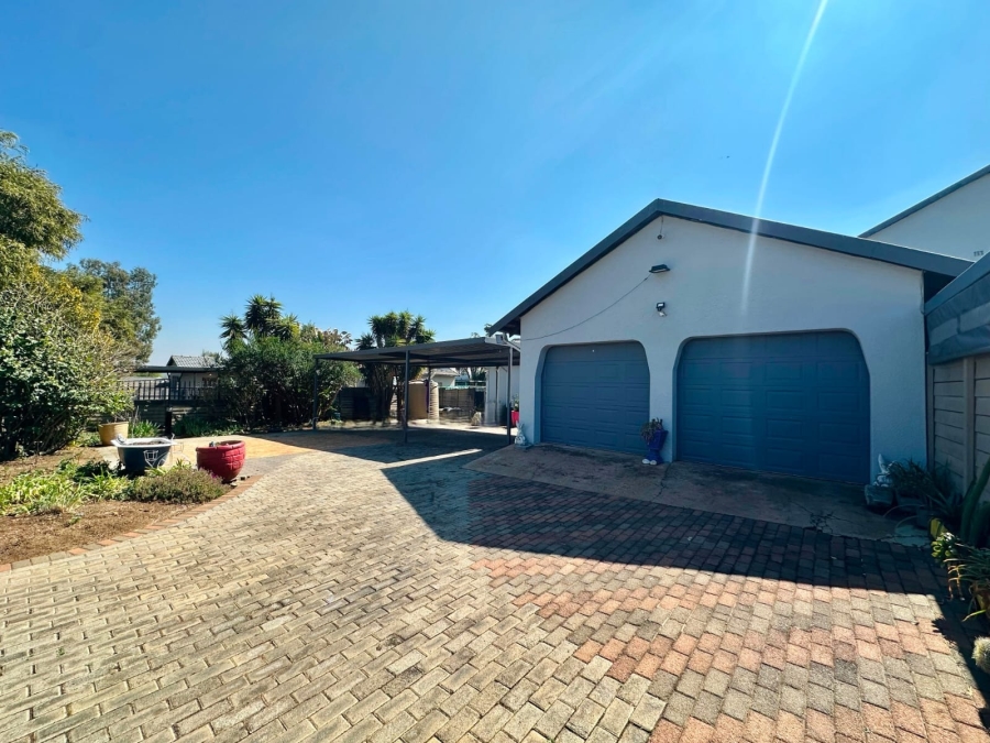 6 Bedroom Property for Sale in Brackenhurst Gauteng
