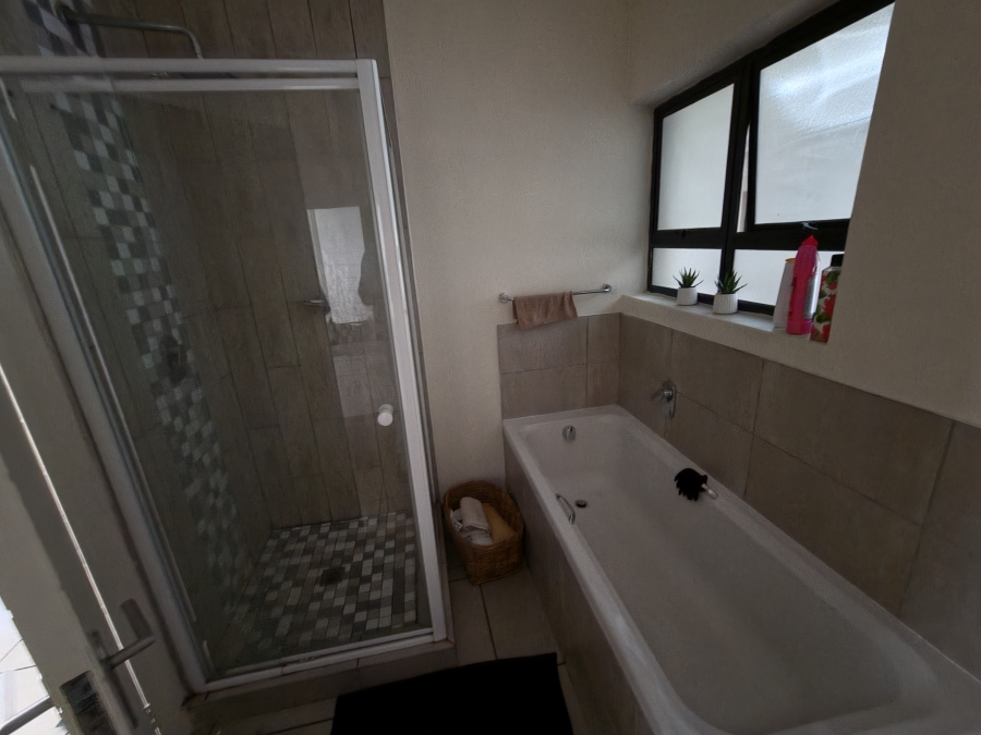 2 Bedroom Property for Sale in Die Hoewes Gauteng