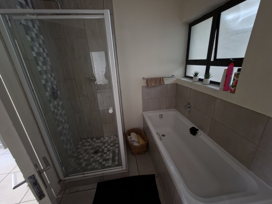 2 Bedroom Property for Sale in Die Hoewes Gauteng