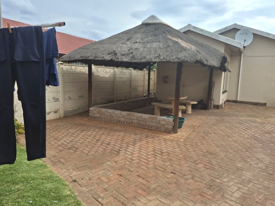 9 Bedroom Property for Sale in Helikonpark Gauteng