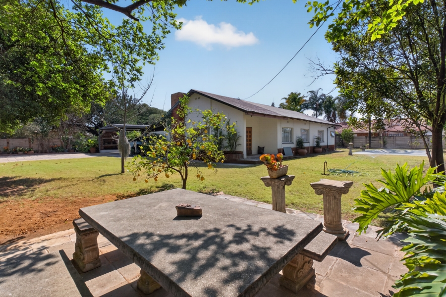 5 Bedroom Property for Sale in Waverley Gauteng