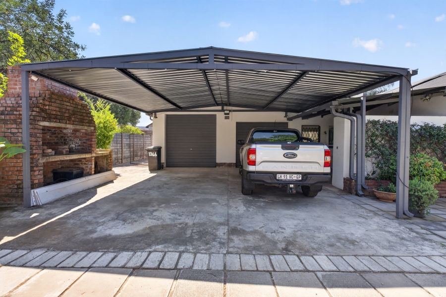 5 Bedroom Property for Sale in Waverley Gauteng