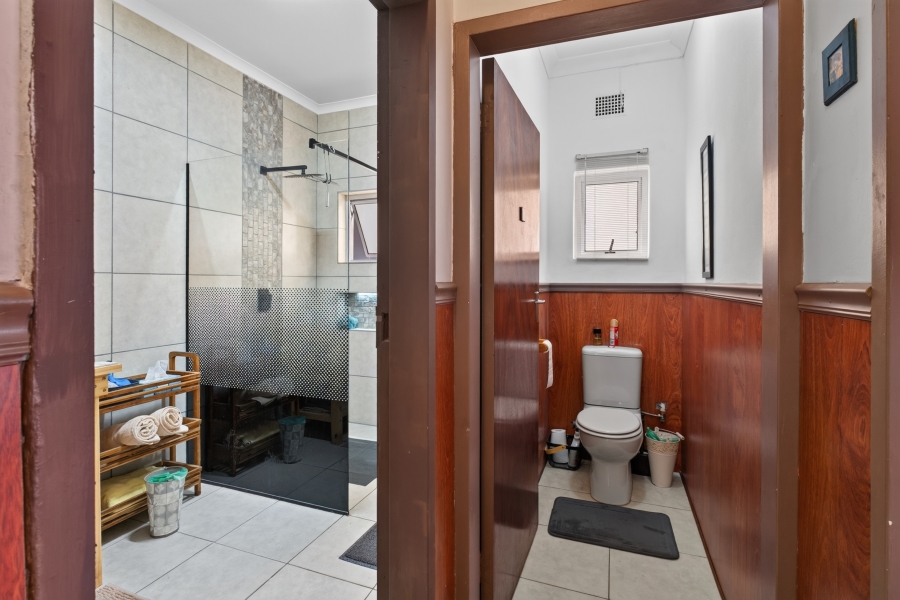 5 Bedroom Property for Sale in Waverley Gauteng
