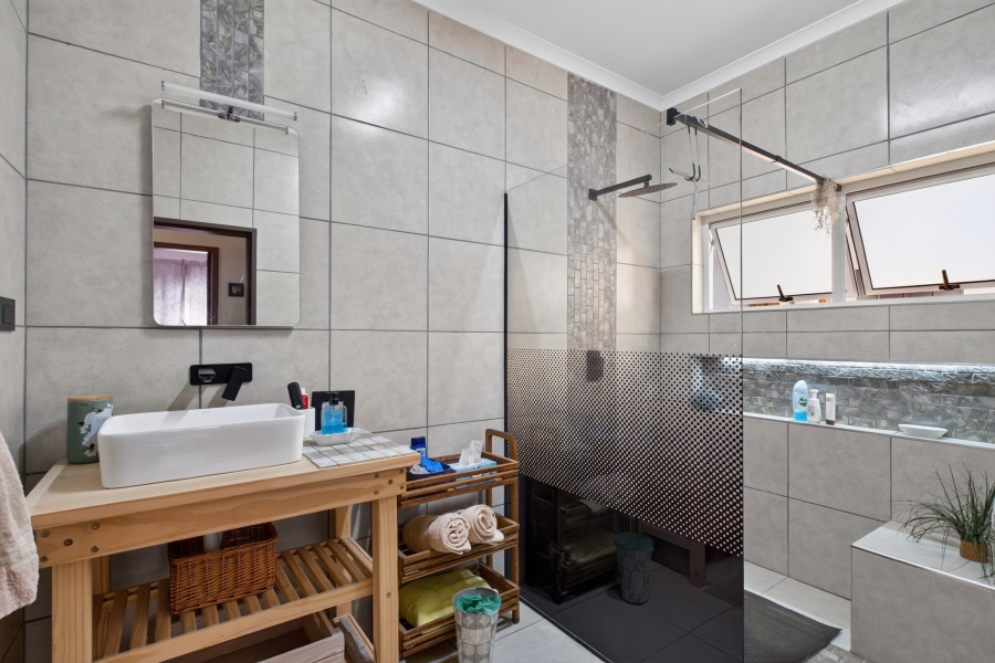 5 Bedroom Property for Sale in Waverley Gauteng