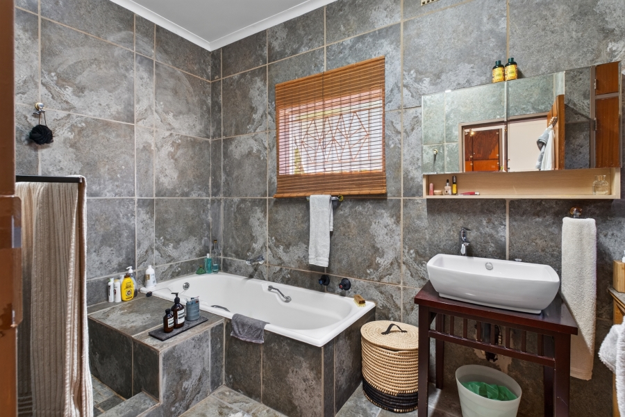 5 Bedroom Property for Sale in Waverley Gauteng