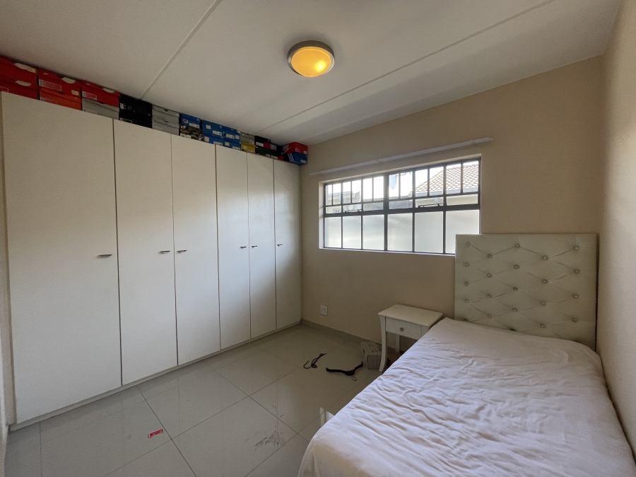 To Let 2 Bedroom Property for Rent in Houghton Estate Gauteng
