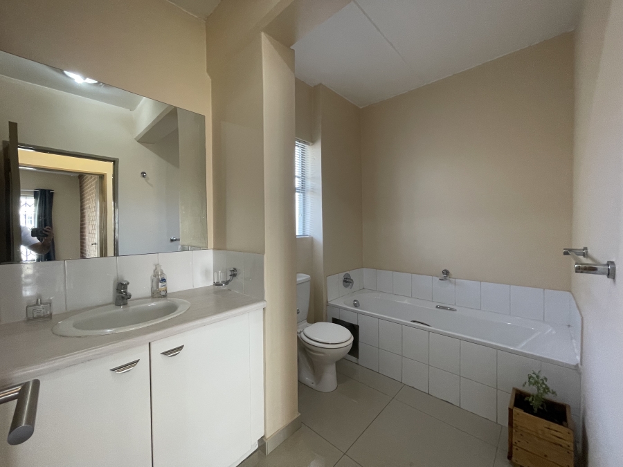 To Let 2 Bedroom Property for Rent in Houghton Estate Gauteng