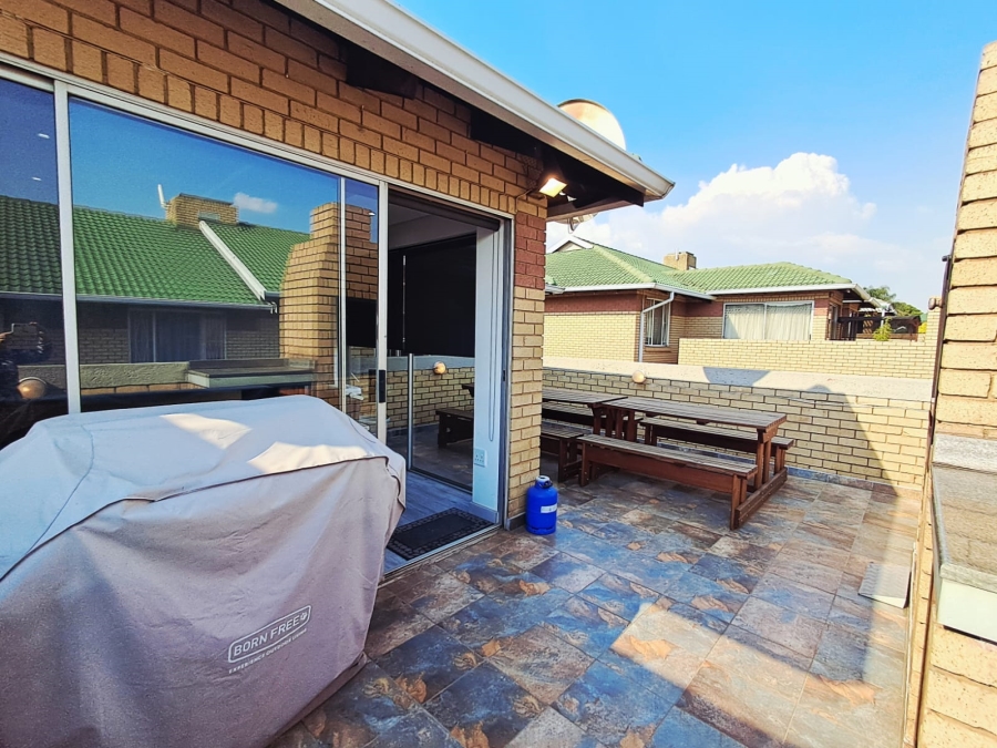 2 Bedroom Property for Sale in Kenleaf Gauteng