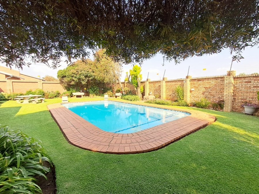 2 Bedroom Property for Sale in Kenleaf Gauteng