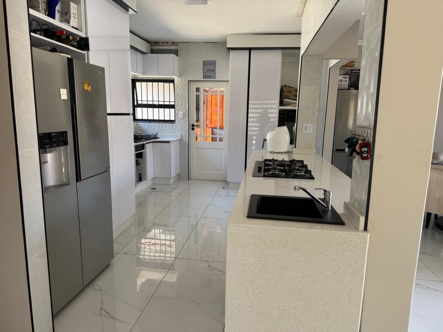 3 Bedroom Property for Sale in Gallo Manor Gauteng