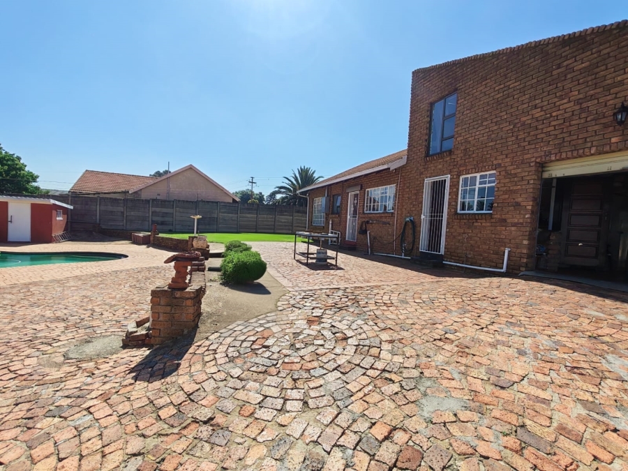 5 Bedroom Property for Sale in Dersley Gauteng