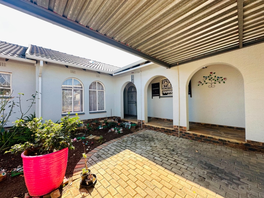 6 Bedroom Property for Sale in Brackenhurst Gauteng