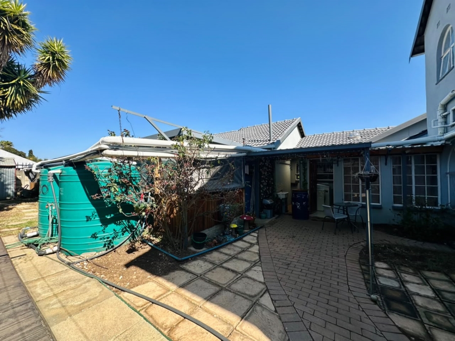 6 Bedroom Property for Sale in Brackenhurst Gauteng