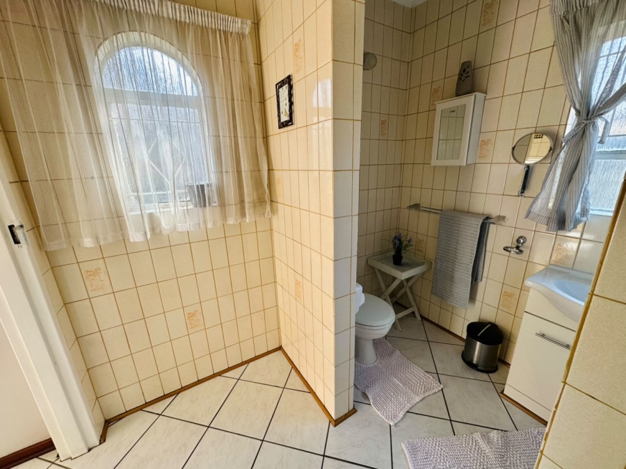 6 Bedroom Property for Sale in Brackenhurst Gauteng
