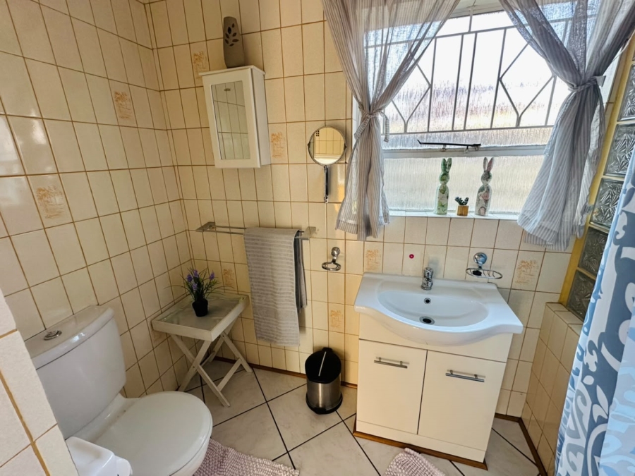 6 Bedroom Property for Sale in Brackenhurst Gauteng