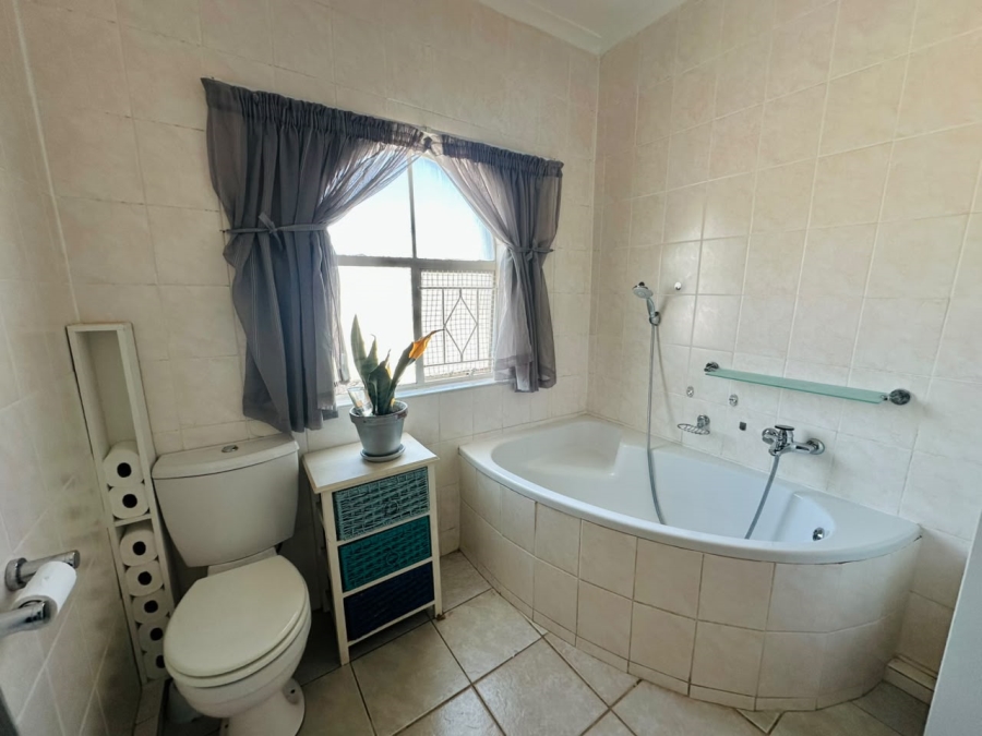 6 Bedroom Property for Sale in Brackenhurst Gauteng