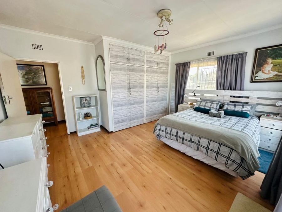 6 Bedroom Property for Sale in Brackenhurst Gauteng