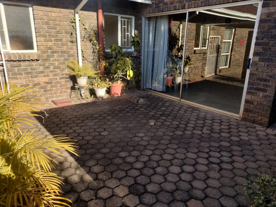 To Let 1 Bedroom Property for Rent in Linden Gauteng