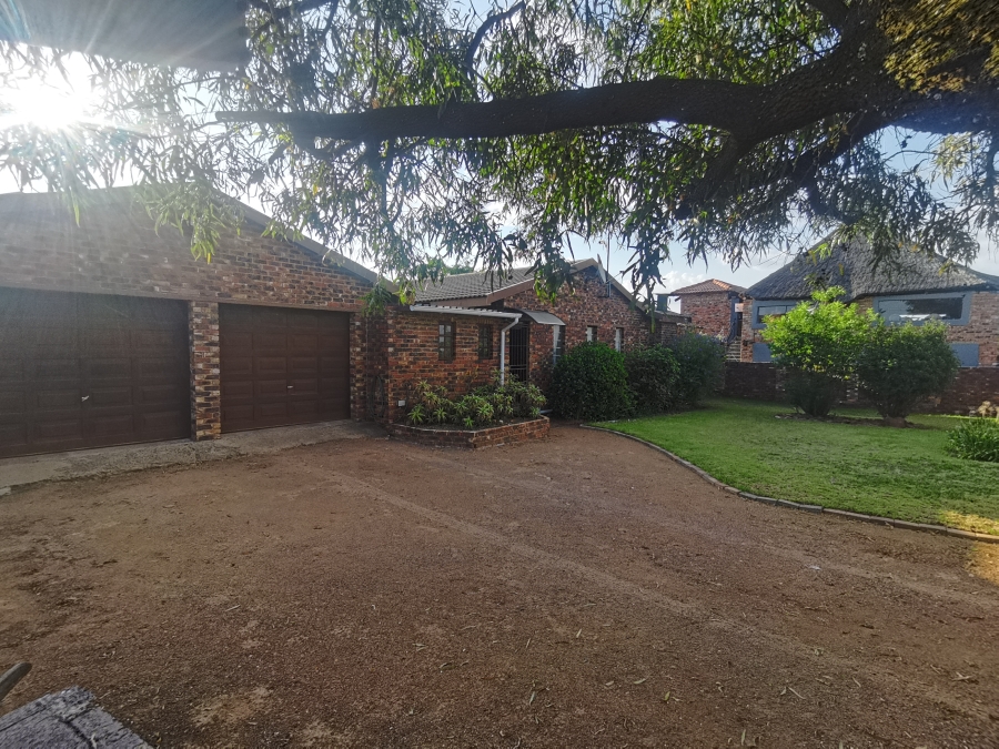 3 Bedroom Property for Sale in Vaaloewer Gauteng