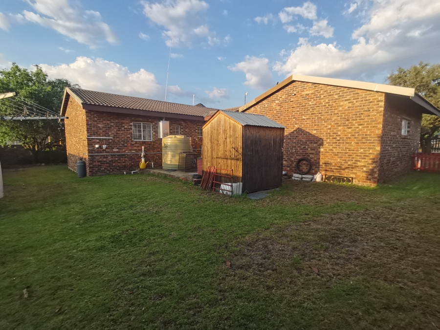 3 Bedroom Property for Sale in Vaaloewer Gauteng