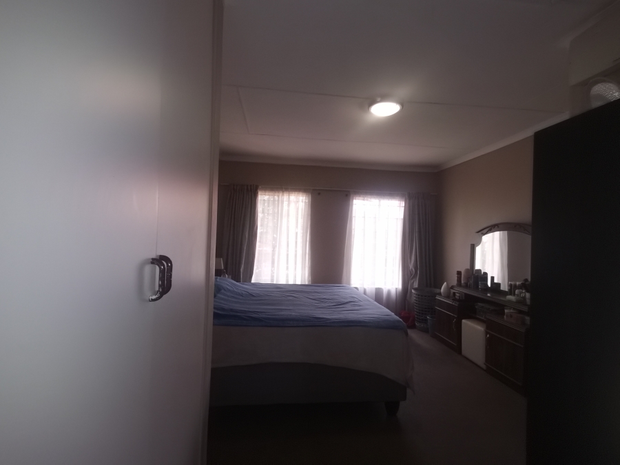 3 Bedroom Property for Sale in Vaaloewer Gauteng
