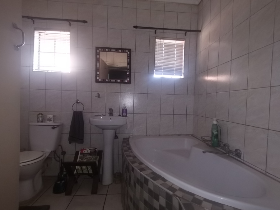 3 Bedroom Property for Sale in Vaaloewer Gauteng