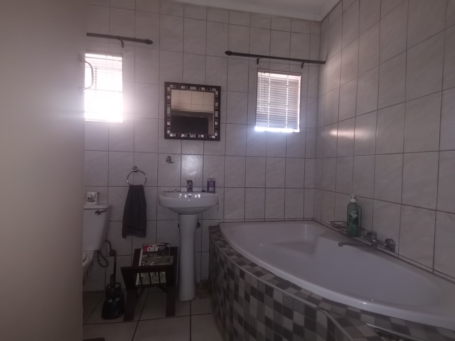 3 Bedroom Property for Sale in Vaaloewer Gauteng