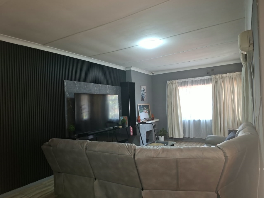 5 Bedroom Property for Sale in Three Rivers Gauteng
