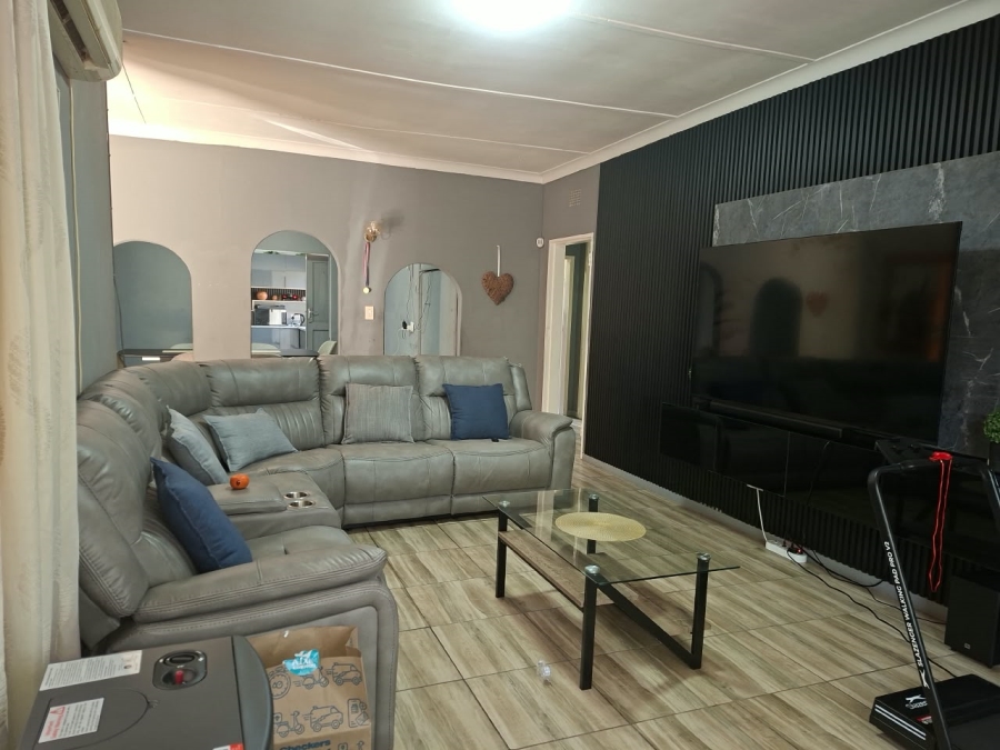 5 Bedroom Property for Sale in Three Rivers Gauteng