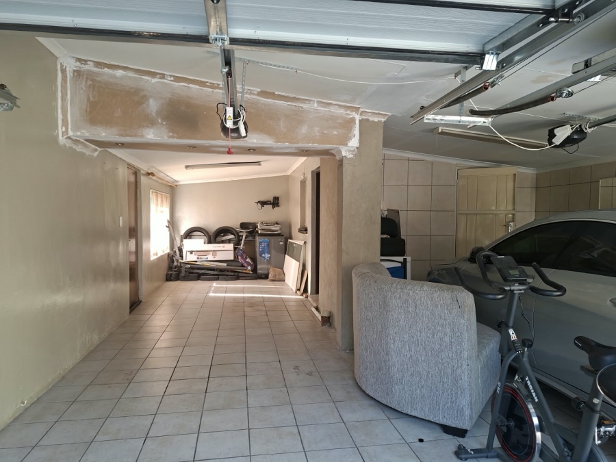 5 Bedroom Property for Sale in Three Rivers Gauteng