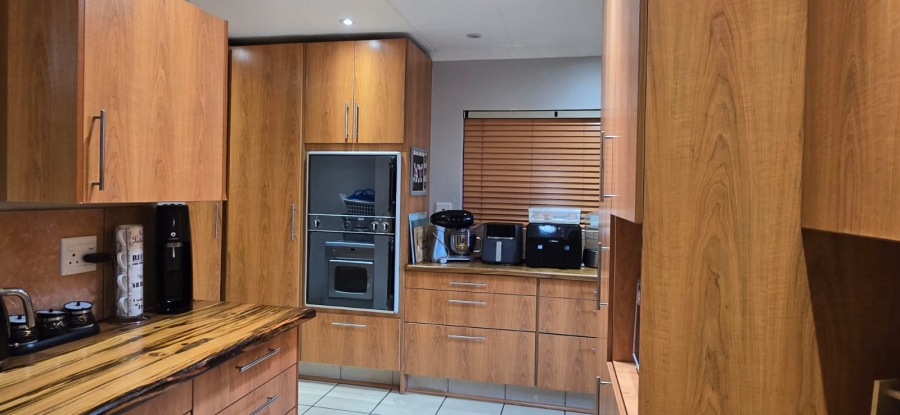 5 Bedroom Property for Sale in Clubview Gauteng